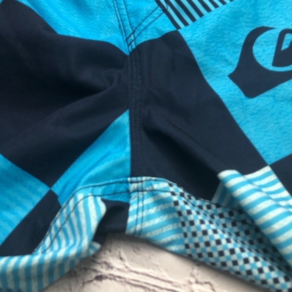 Quiksilver graphic‎ blue black and green board shorts size 30 - Picture 4 of 7